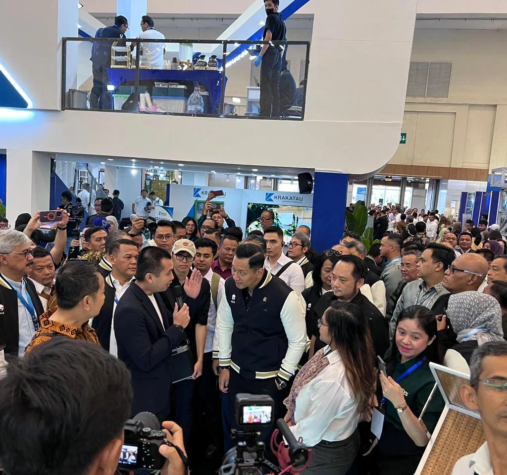 Coordinating Minister Agus Harimurti Yudhoyono visits PT Garuda Yamato Steel (GYS) booth at Konstruksi Indonesia 2024, engaging with GYS Sales General Manager Boby Sandi among a large audience.