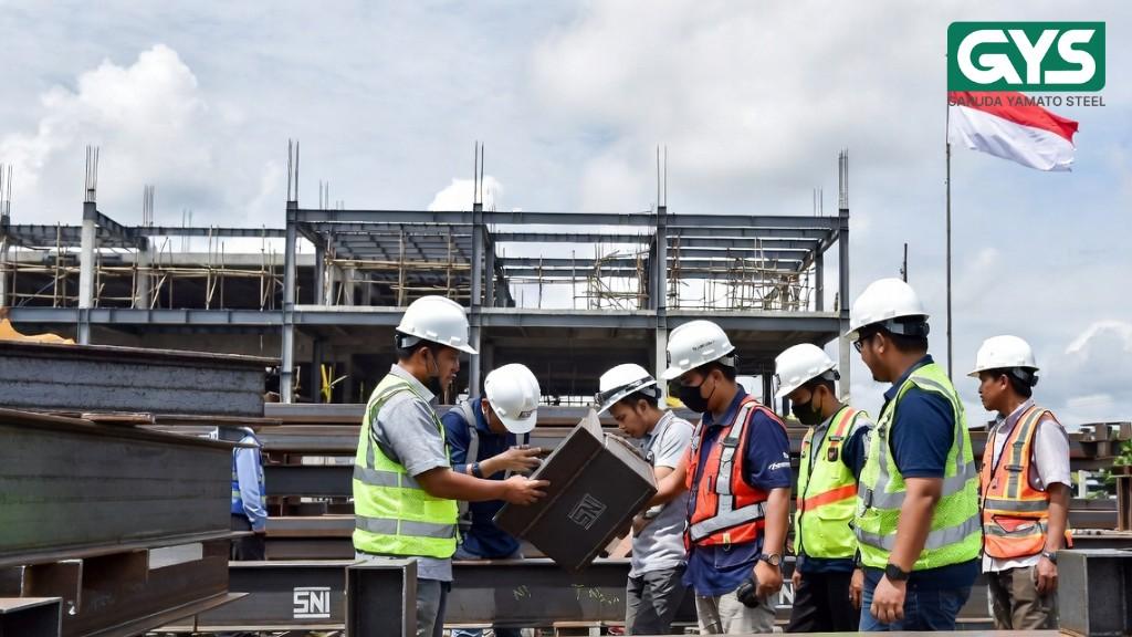 Baja Impor vs Baja Lokal: Kenapa Kontraktor Kini Pilih Pabrik Baja Terbaik di Indonesia?