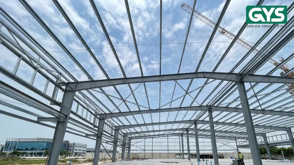 Rangka baja struktural untuk proyek pembangunan gedung bertingkat yang memerlukan material Seismic Grade Steel.